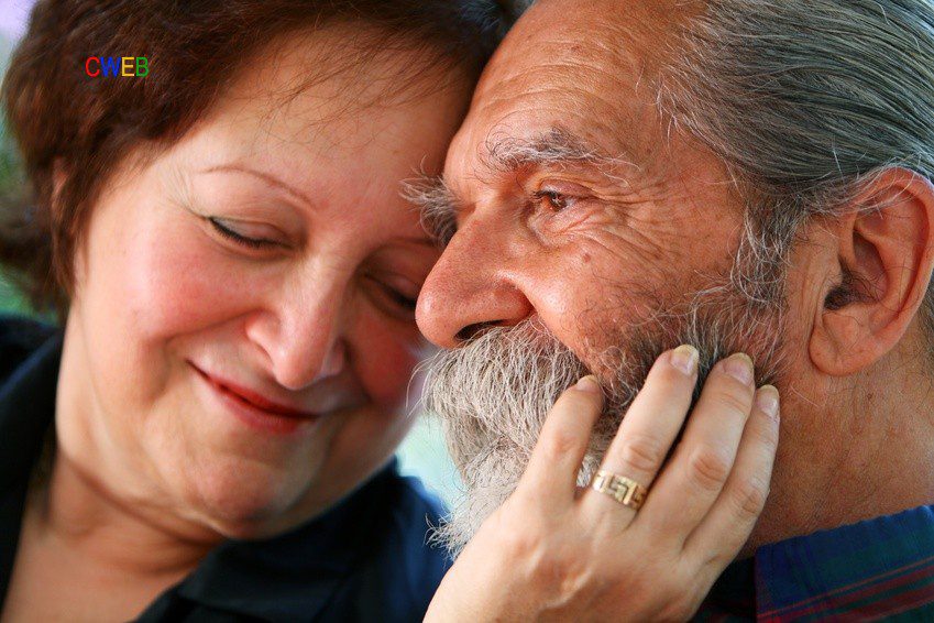 Old_couple_in_love