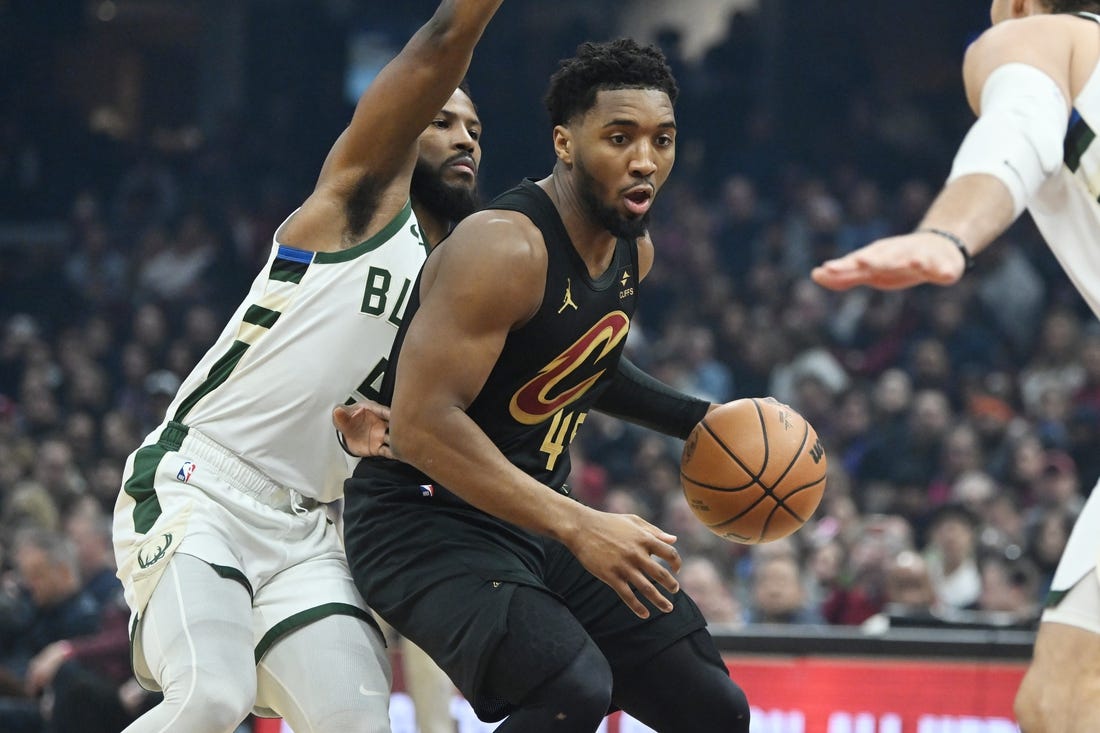 Georges Niang's career night leads Cavs past Bucks - CWEB